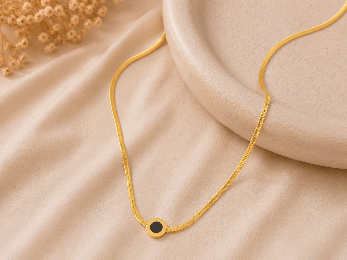 Classic Black Accent Chain